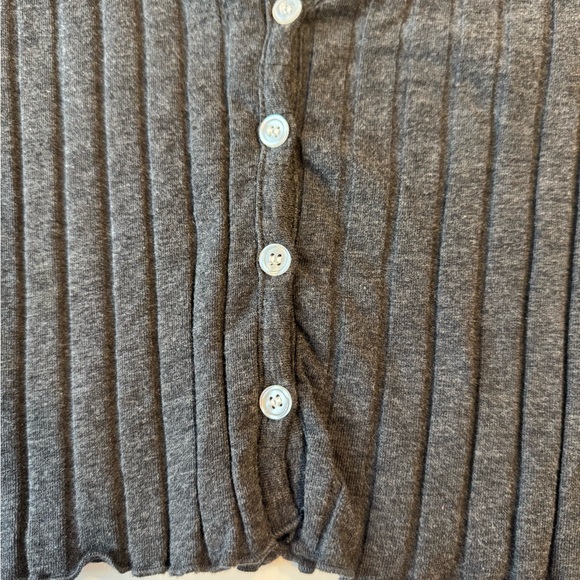 NWOT Dark Gray Ribbed Button-Up Short Sleeve Crop Top Size Medium - Picture 2 of 7